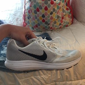 Nike revolution 3